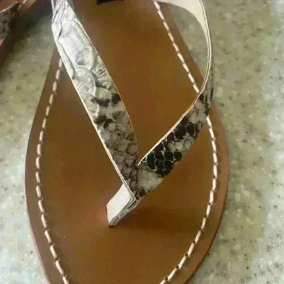 Steve by Steve Madden Flip Flops NWOT - Picture 3 of 3